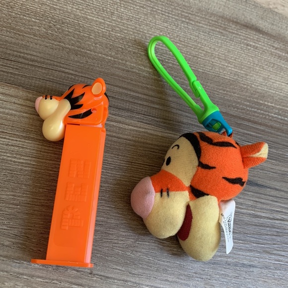 Winnie the Pooh Tigger Plush Clip on & Pez Dispenser Collectible Toy - Picture 4 of 7